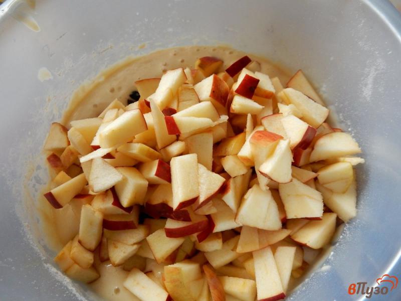 Фото приготовление рецепта: Пирог с яблоками и черносливом шаг №9