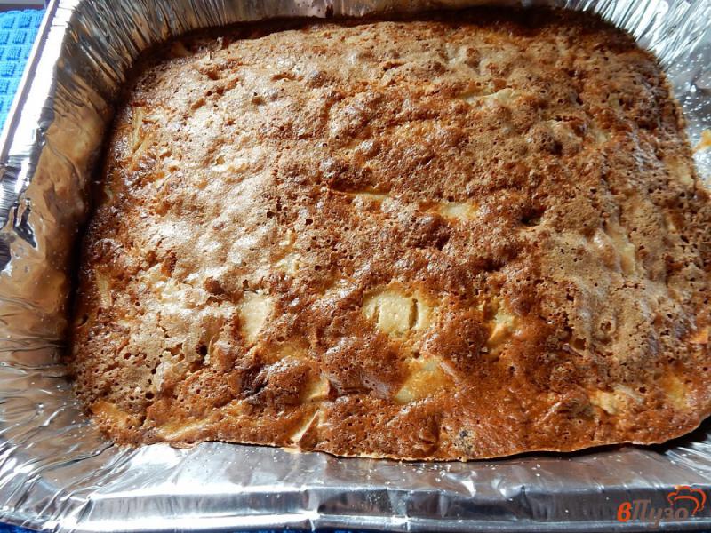 Фото приготовление рецепта: Пирог с яблоками и черносливом шаг №12