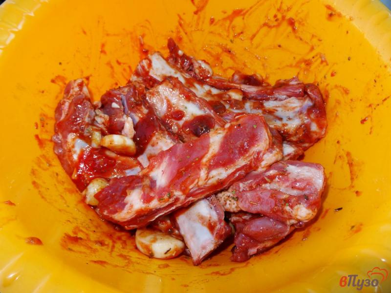 Фото приготовление рецепта: Ребра в томатно-медовом маринаде на решетке шаг №6