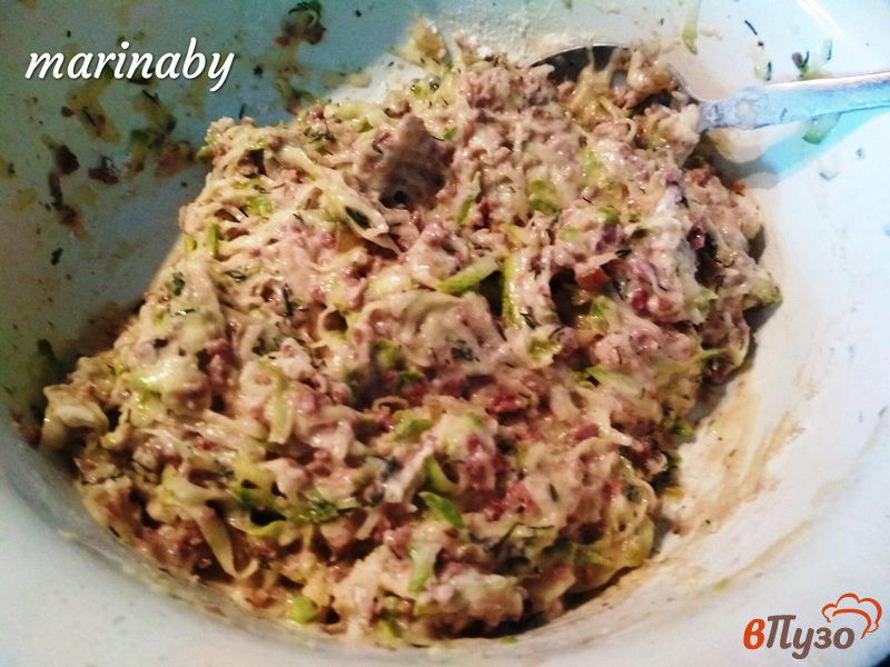 Фото приготовление рецепта: Оладьи из кабачка, картофеля и фарша шаг №5
