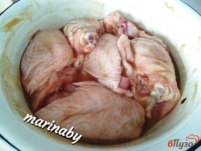 Фото приготовление рецепта: Куриные бедрышки с луком-пореем в мультиварке шаг №2