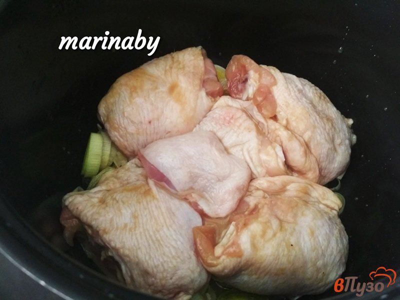 Фото приготовление рецепта: Куриные бедрышки с луком-пореем в мультиварке шаг №4