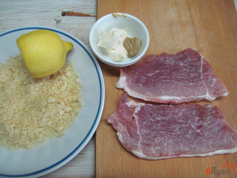 Фото приготовление рецепта: Свиные отбивные в лимонной панировке шаг №1