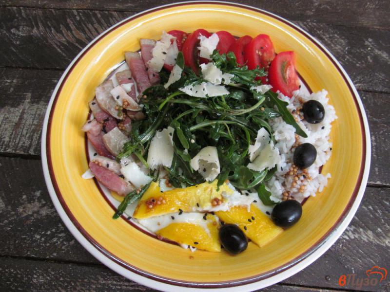 Фото приготовление рецепта: Салат из рукколы с ветчиной и яйцом шаг №5