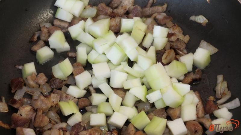 Фото приготовление рецепта: Паста с мясом и кабачком шаг №4