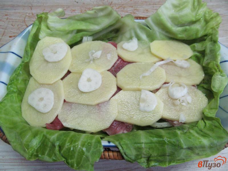 Фото приготовление рецепта: Свинина с картофелем в капустных листах шаг №3
