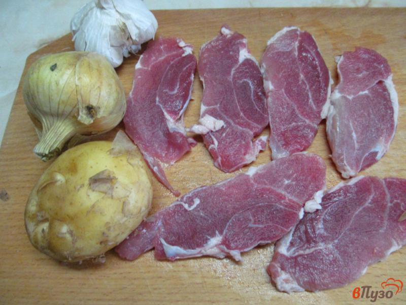 Фото приготовление рецепта: Свинина с картофелем в капустных листах шаг №1