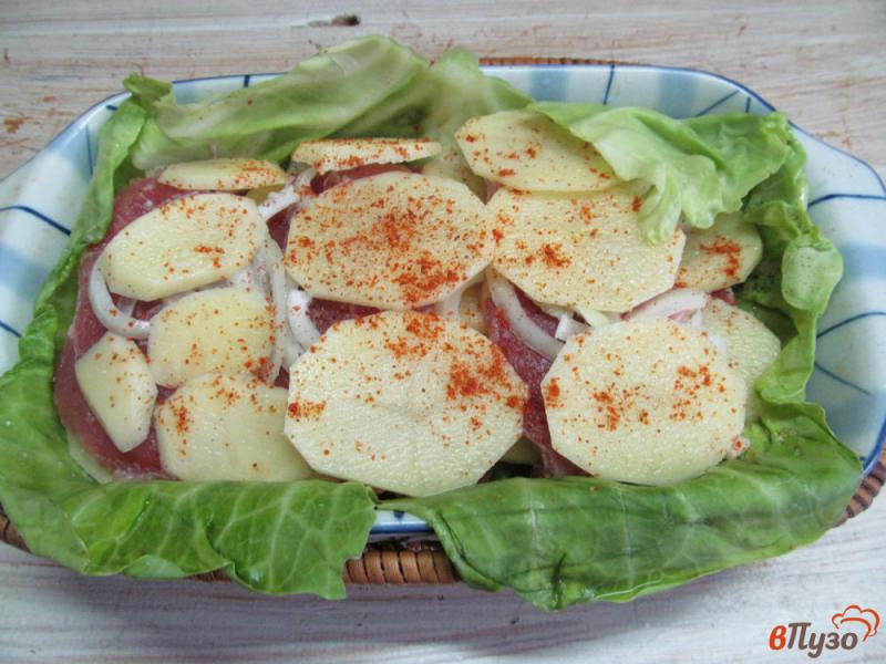 Фото приготовление рецепта: Свинина с картофелем в капустных листах шаг №5