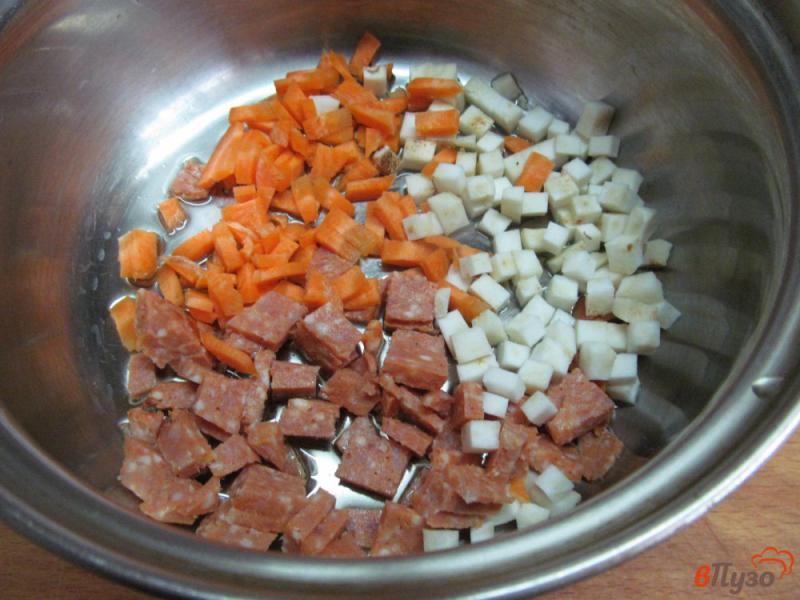 Фото приготовление рецепта: Куриный суп с рисом и салями шаг №2