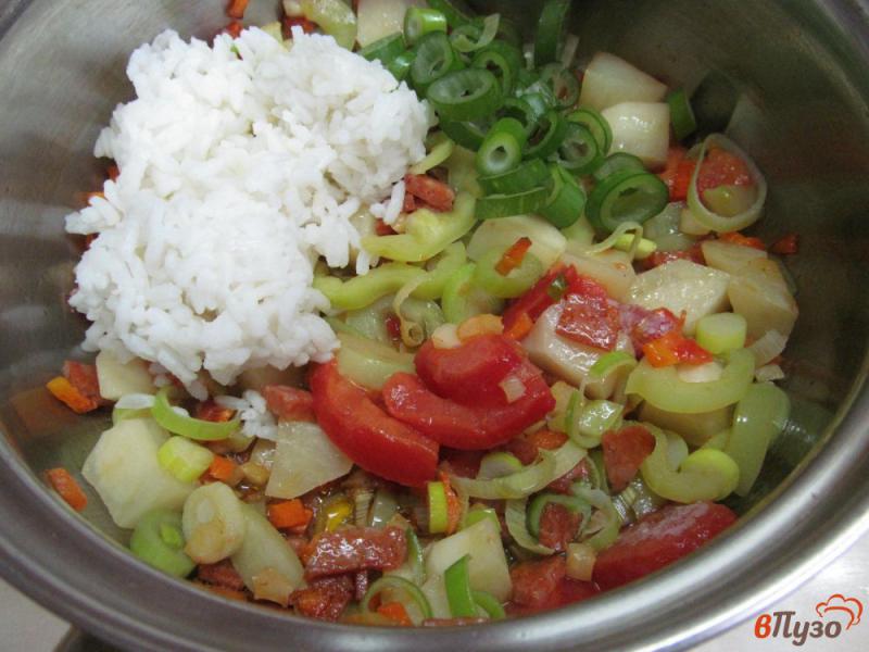 Фото приготовление рецепта: Куриный суп с рисом и салями шаг №4