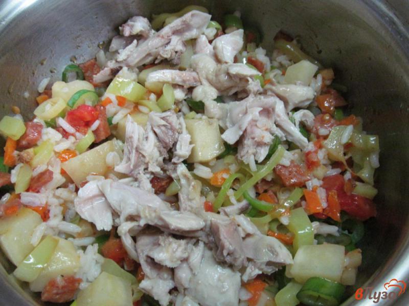Фото приготовление рецепта: Куриный суп с рисом и салями шаг №5