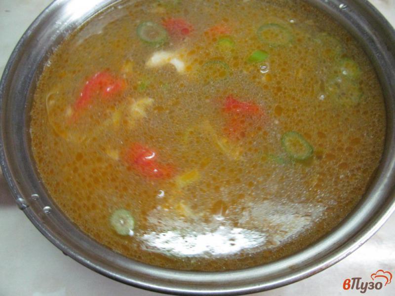Фото приготовление рецепта: Куриный суп с рисом и салями шаг №6