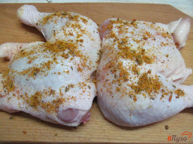 Фото приготовление рецепта: Куриные окорока в мультиварке с картофелем и печеным луком шаг №1