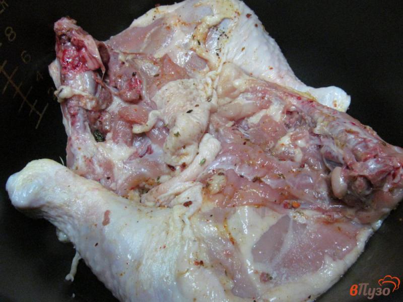 Фото приготовление рецепта: Куриные окорока в мультиварке с картофелем и печеным луком шаг №2