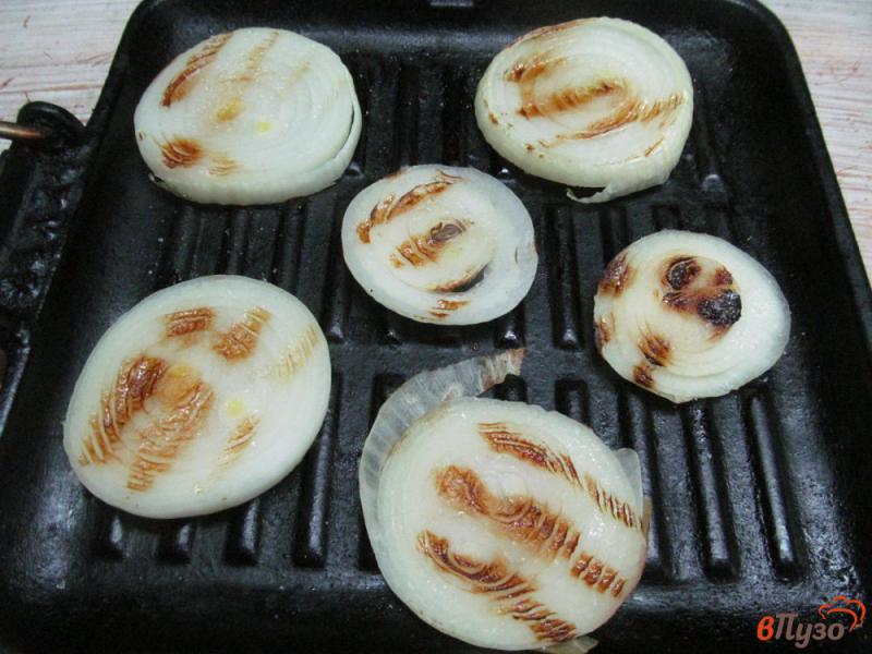 Фото приготовление рецепта: Куриные окорока в мультиварке с картофелем и печеным луком шаг №4