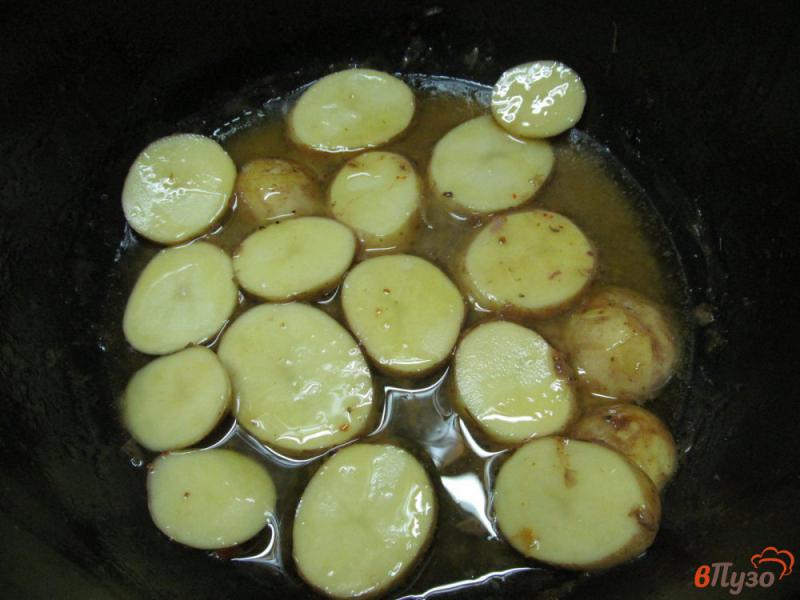 Фото приготовление рецепта: Куриные окорока в мультиварке с картофелем и печеным луком шаг №7