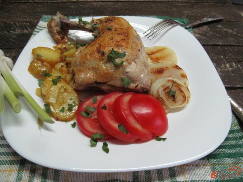 Фото приготовление рецепта: Куриные окорока в мультиварке с картофелем и печеным луком шаг №8