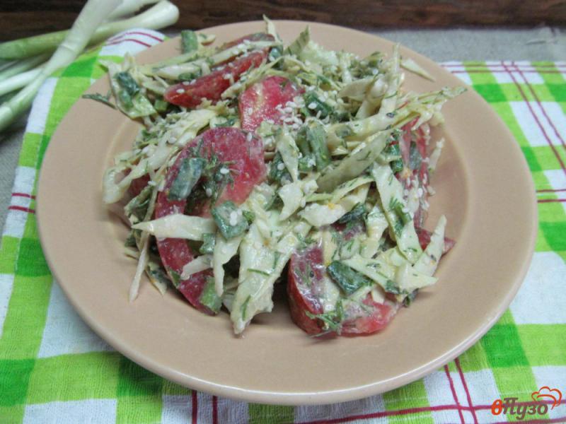 Фото приготовление рецепта: Капустный салат с помидором под соусом из йогурта шаг №5