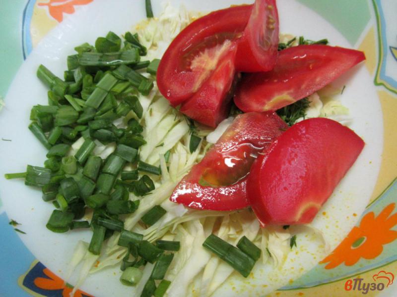 Фото приготовление рецепта: Капустный салат с помидором под соусом из йогурта шаг №3