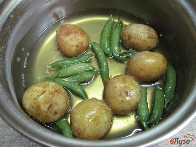 Фото приготовление рецепта: Молодой картофель с стручковым горошком шаг №2