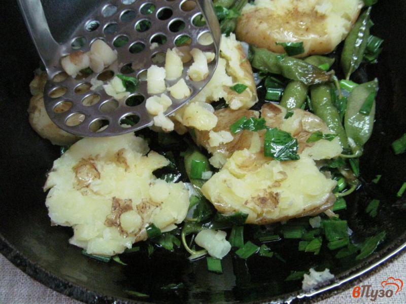 Фото приготовление рецепта: Молодой картофель с стручковым горошком шаг №5