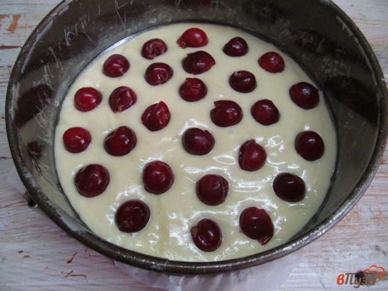 Фото приготовление рецепта: Бисквитный пирог с вишней шаг №5