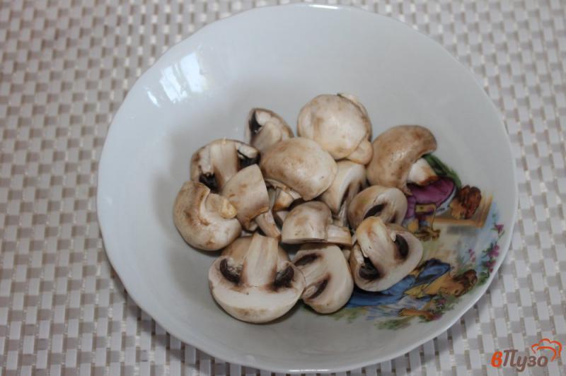 Фото приготовление рецепта: Салат с грибами, кабачком и отварной курицей шаг №1