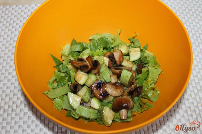 Фото приготовление рецепта: Салат с грибами, кабачком и отварной курицей шаг №5