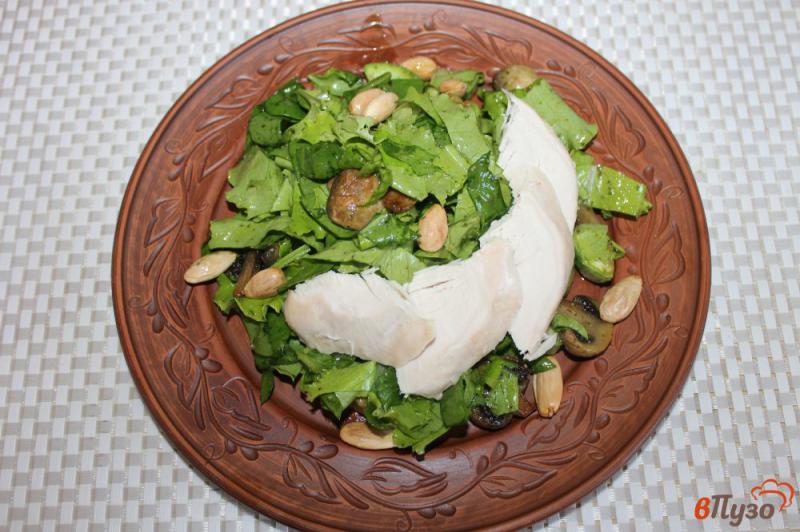 Фото приготовление рецепта: Салат с грибами, кабачком и отварной курицей шаг №6