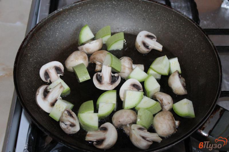 Фото приготовление рецепта: Салат с грибами, кабачком и отварной курицей шаг №3