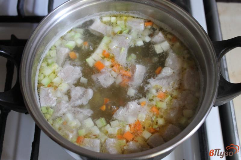 Фото приготовление рецепта: Суп со свининой и кабачком шаг №4