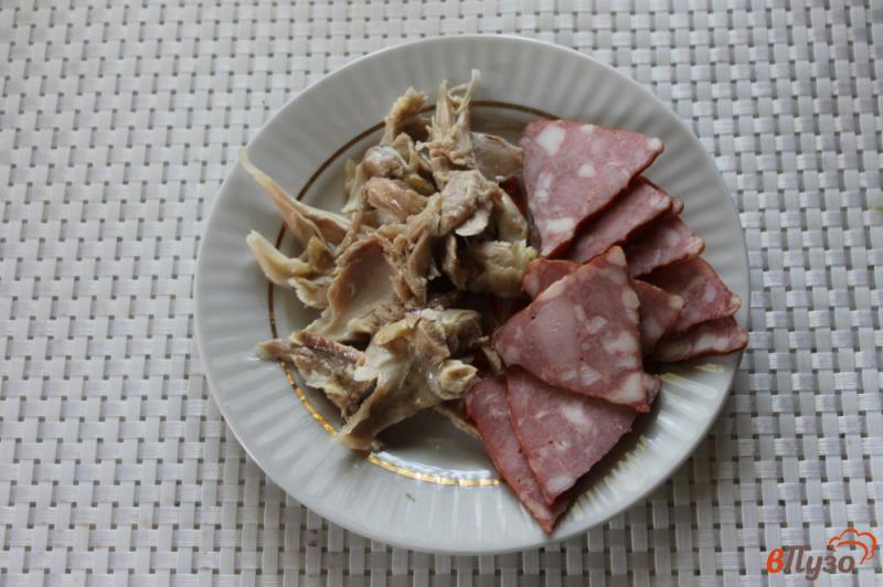 Фото приготовление рецепта: Омлет с мясом, сыром и шпинатом шаг №2