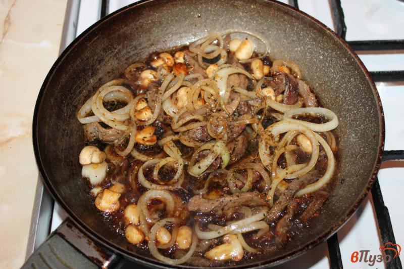 Фото приготовление рецепта: Грудка с грибами и луком на сковороде в соусе шаг №6