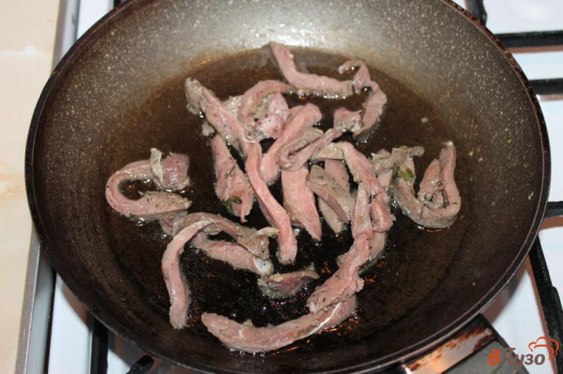 Фото приготовление рецепта: Грудка с грибами и луком на сковороде в соусе шаг №3