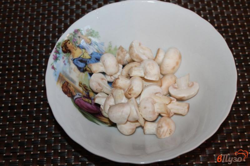 Фото приготовление рецепта: Грудка с грибами и луком на сковороде в соусе шаг №2