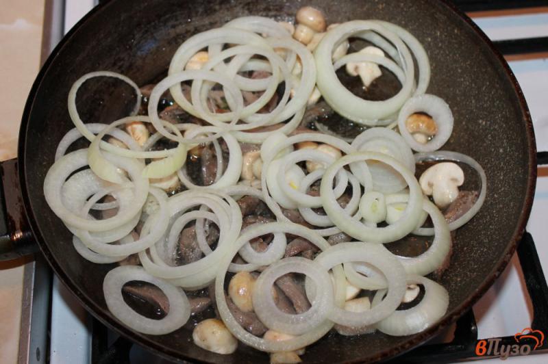 Фото приготовление рецепта: Грудка с грибами и луком на сковороде в соусе шаг №5