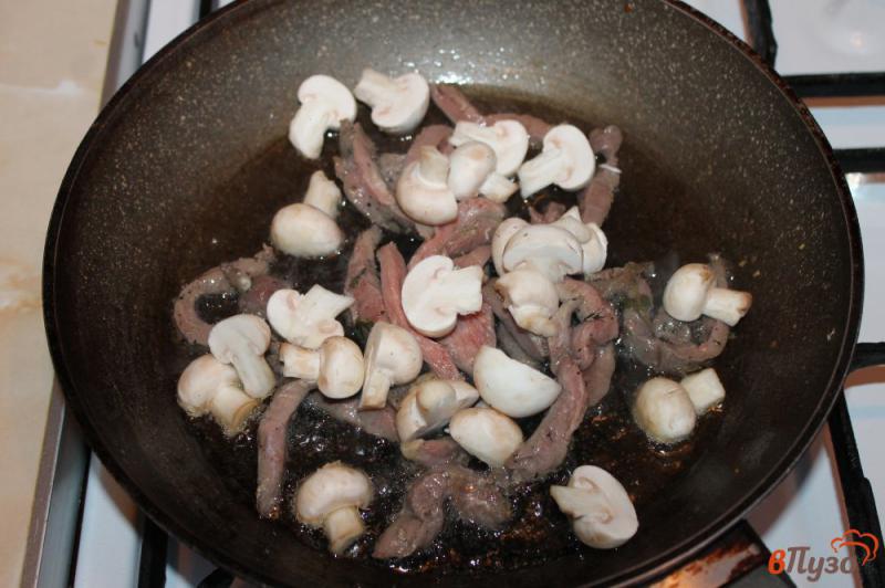 Фото приготовление рецепта: Грудка с грибами и луком на сковороде в соусе шаг №4