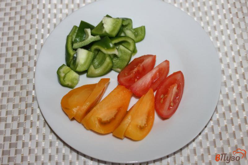 Фото приготовление рецепта: Салат с куриной печенью томатами и перцем шаг №1