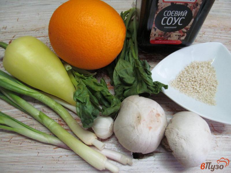 Фото приготовление рецепта: Салат со шпинатом апельсином и грибами шаг №1