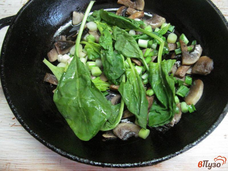 Фото приготовление рецепта: Салат со шпинатом апельсином и грибами шаг №3