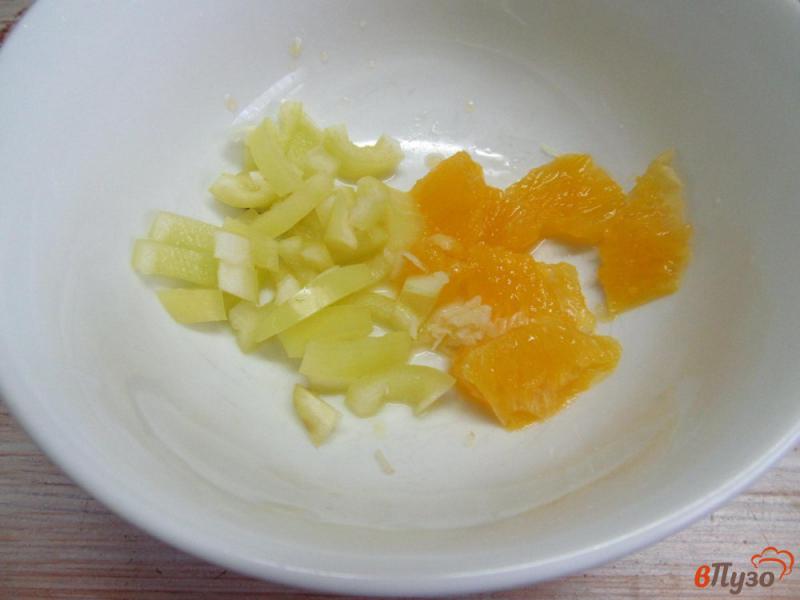 Фото приготовление рецепта: Салат со шпинатом апельсином и грибами шаг №4