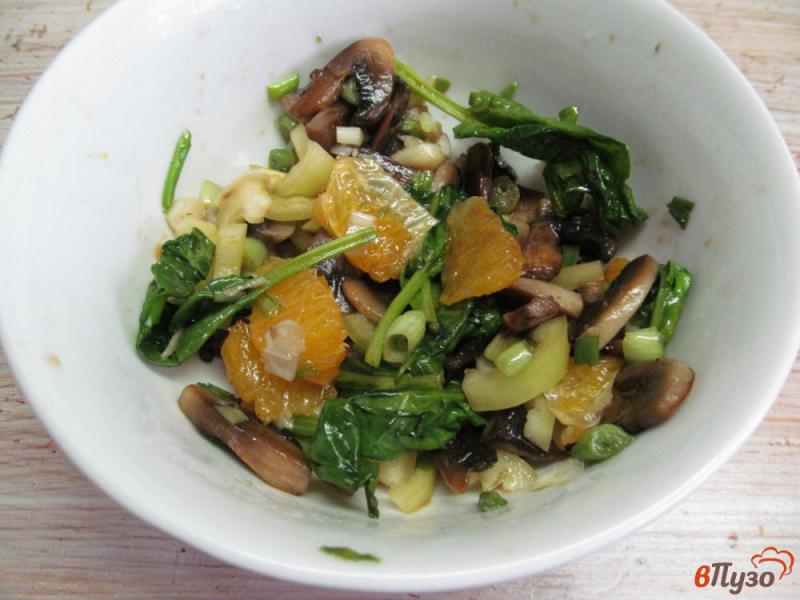Фото приготовление рецепта: Салат со шпинатом апельсином и грибами шаг №5