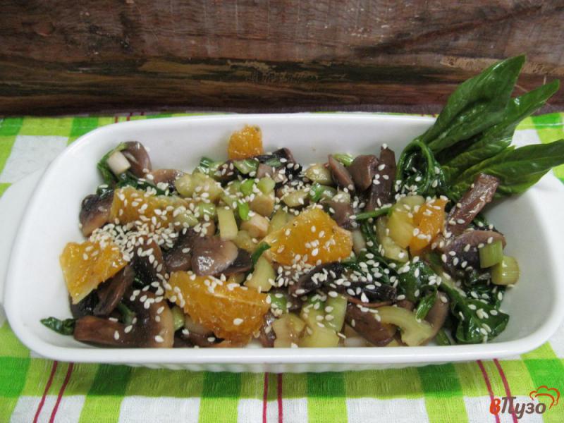 Фото приготовление рецепта: Салат со шпинатом апельсином и грибами шаг №6