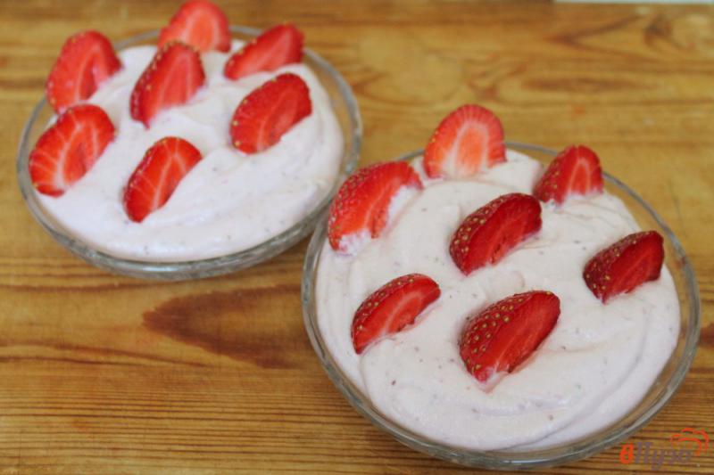 Фото приготовление рецепта: Творожно-сливочный десерт с клубникой и мелиссой шаг №5