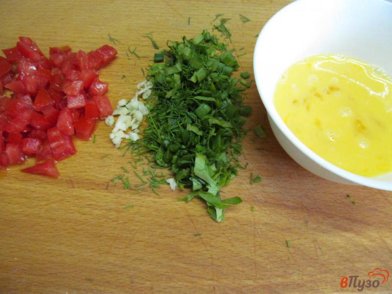 Фото приготовление рецепта: Куриные зразы с начинкой из яйца с помидором шаг №3