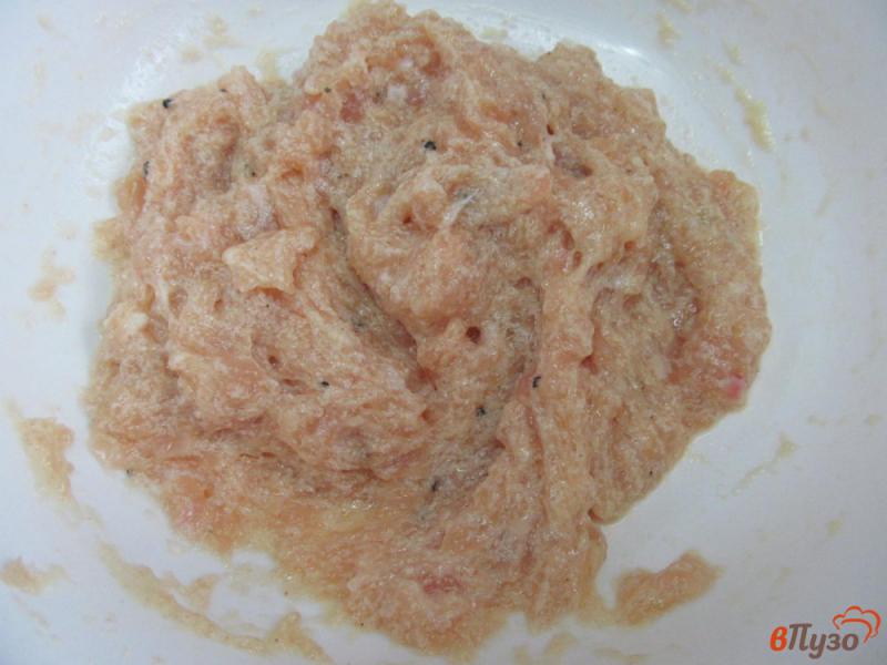 Фото приготовление рецепта: Куриные зразы с начинкой из яйца с помидором шаг №2