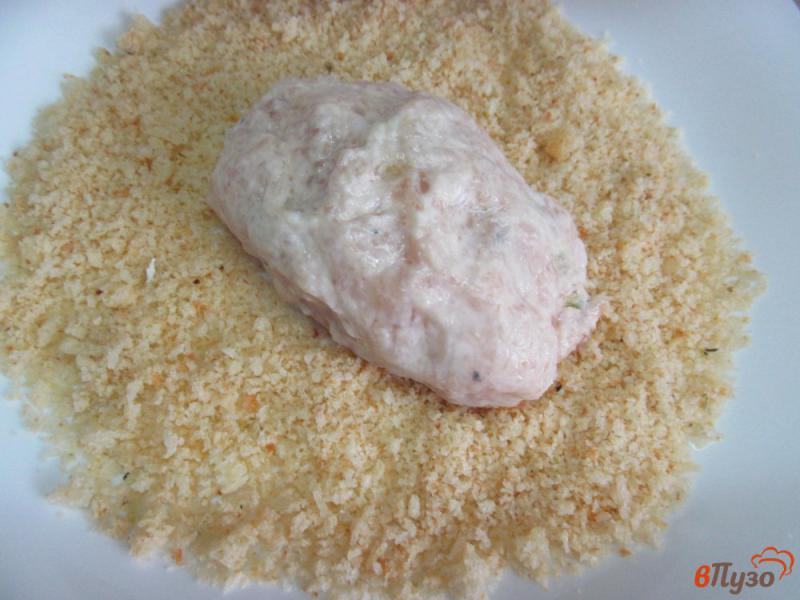 Фото приготовление рецепта: Куриные зразы с начинкой из яйца с помидором шаг №10
