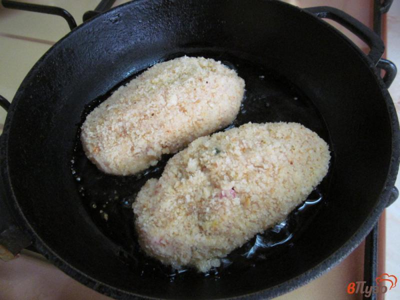 Фото приготовление рецепта: Куриные зразы с начинкой из яйца с помидором шаг №11