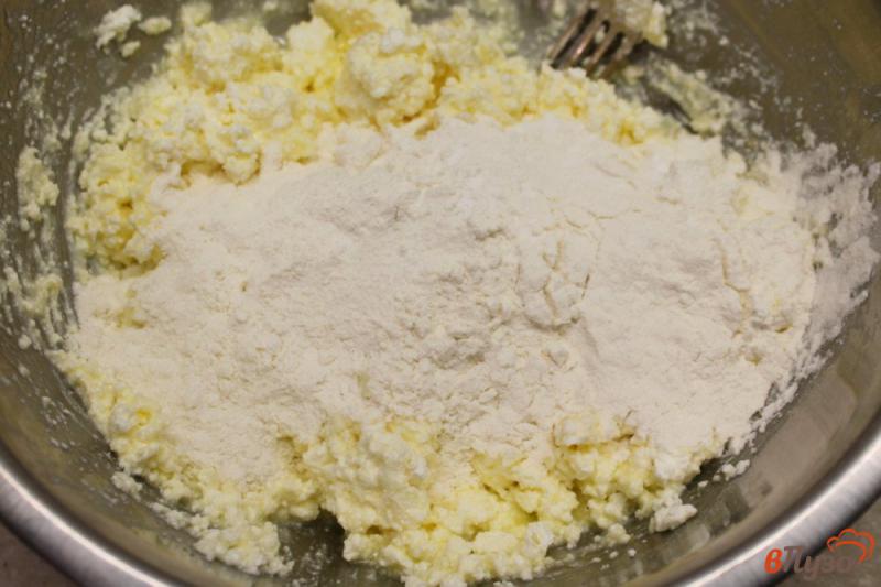Фото приготовление рецепта: Творожное печенье на подсолнечном масле с изюмом, инжиром и курагой шаг №4