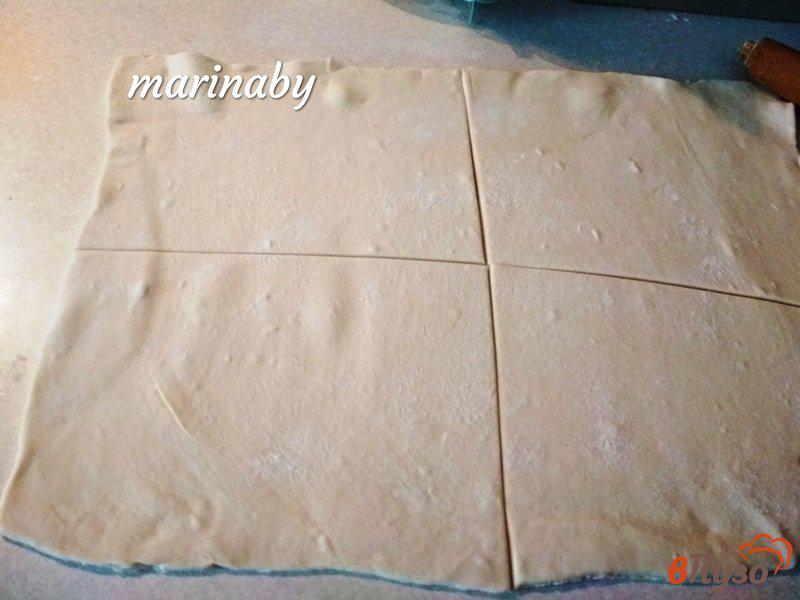 Фото приготовление рецепта: Слоеные конвертики из куриного филе с бульоном шаг №4